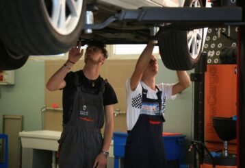 Operatore alla riparazione dei veicoli a motore