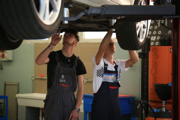 Operatore alla riparazione dei veicoli a motore