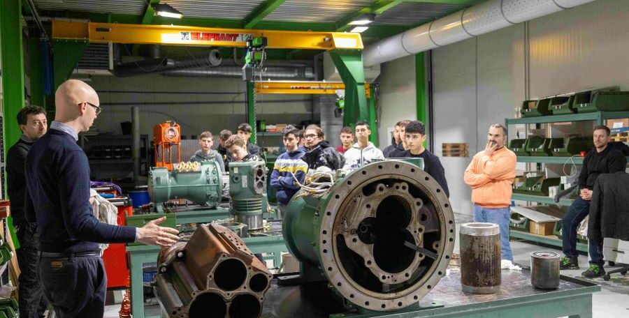 Visita degli studenti del percorso #Frigoria delle classi 4 Elettro e 4 Termo del centro di formazione professionale CNOS-FAP di Sesto San Giovanni. I nostri giovani allievi hanno avuto l'opportunità di visitare le strutture di Bitzer Green Point a Milano, immergendosi nel mondo delle tecnologie avanzate dei compressori.